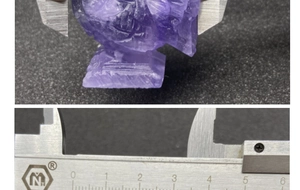 Detailed measurement of purple carved fluorite rooster figurine width showing 4.6 cm size
