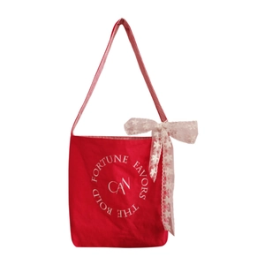 Sac fourre-tout en toile rouge avec broderie et nœud décoratif en dentelle blanche