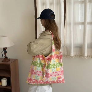 Sac fourre-tout en toile patchwork floral avec nœud latéral et charm perle