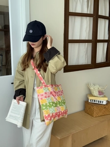 Sac fourre-tout ethnique en patchwork avec trench-coat kaki et casquette décontractée