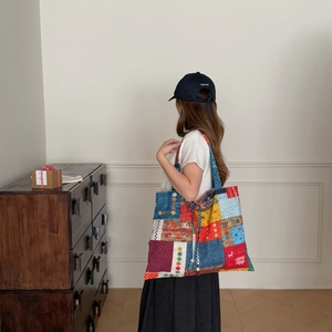 Détail du cabas patchwork avec cordon perle et imprimé floral je t'aime élégant