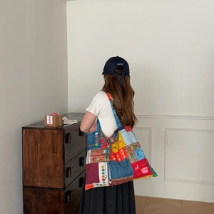 Détail du cabas en patchwork avec motifs floraux et étiquette rose Je t'aime