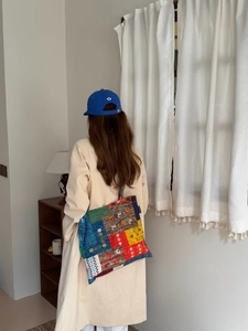 Sac fourre-tout ethnique en patchwork assorti à une casquette bleue et manteau beige