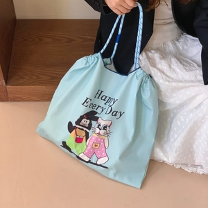Détail du sac cabas à cordon bleu clair avec imprimés de chat et de lapin en dessin animé