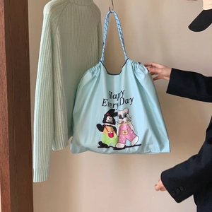 Détail du sac cabas en toile bleue avec chats de dessin animé et texte Happy Every Day