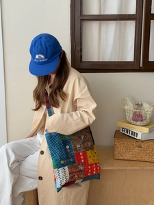 Gros plan détaillé d'un sac cabas en toile patchwork aux motifs ethniques colorés