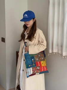 Détail des motifs patchwork et de l'étiquette de marque sur un grand sac cabas ethnique