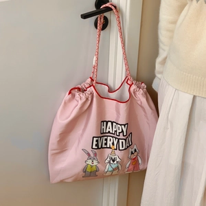 Détail du sac cabas rose à cordon avec animaux de dessin animé et texte Happy Everyday