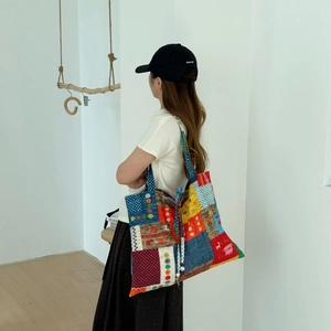 Détail du sac cabas ethnique en patchwork avec motifs colorés et étiquette en cuir