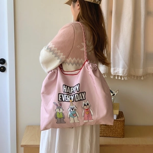Sac fourre-tout rose à cordon avec motifs d'animaux mignons porté à l'épaule