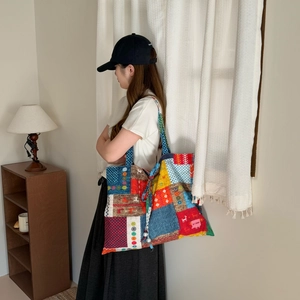 Détail du sac cabas en patchwork ethnique avec motifs colorés et patch texte