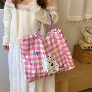 Détail d'un sac cabas à carreaux roses avec motif de chien et anses en corde violettes