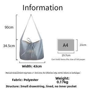 Dettaglio borsa tote in denim con dimensioni e grande capacità per documenti formato A4