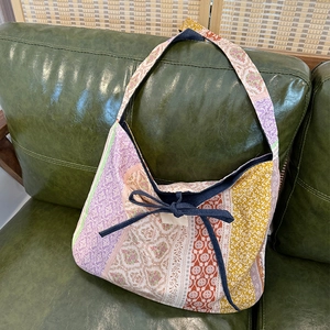 Dettaglio di una grande borsa tote in denim stile boho con patchwork floreale