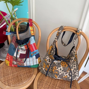 Dettagli di borse tote reversibili in denim con patchwork colorato e stampa leopardata
