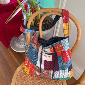 Dettaglio della chiusura a coulisse su una borsa etnica patchwork colorata