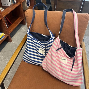 Détail du sac cabas en toile à rayures avec étiquette brodée 'SEE YOU' élégante