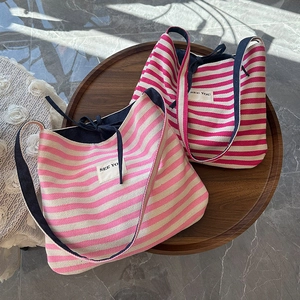 Détails des sacs cabas rayés en toile avec cordon de serrage et broderie See You