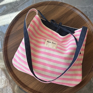 Détail du sac en toile rayé rose avec broderie See You et bandoulière en denim bleu