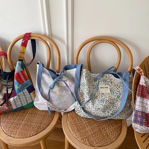 Borsa tote reversibile in denim capiente con motivi floreali etnici e stampa leopardata