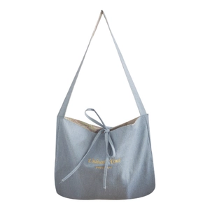 Borsa tote in denim blu con ricamo e fodera floreale mostrata in vista frontale pulita
