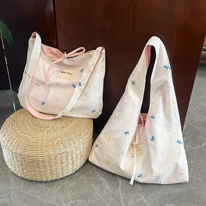 Sac fourre-tout minimaliste en maille gaufrée avec broderie nœud pour le quotidien