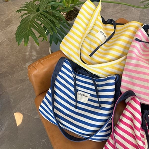 Sac fourre-tout en toile rayée avec broderie See You, disponible en jaune, bleu et rose
