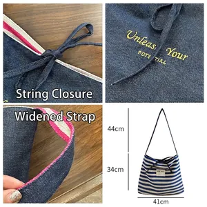 Grand sac cabas en toile denim rayée avec broderie de lettres jaunes et bandoulière
