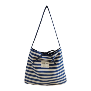 Sac bandoulière en toile rayée bleue et blanche avec broderie et bandoulière noire