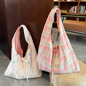 Détail du sac cabas à carreaux et sac en seersucker avec broderie et large bandoulière