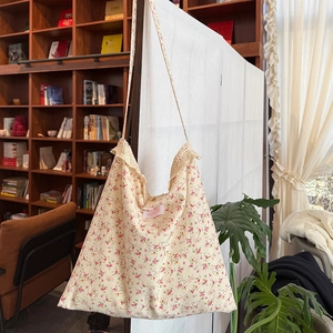 Détail du sac en toile fleurie avec bordure en dentelle et étiquette NAIYINSU