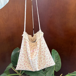 Gros plan sur un sac en tissu floral avec dentelle délicate et motifs de fleurs
