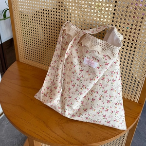 Sac fourre-tout en toile florale avec dentelle et motifs de fleurs roses sur chaise
