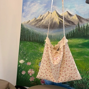 Sac bandoulière en toile à fleurs avec bordure en dentelle et motifs floraux