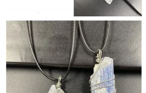 Détail d'un pendentif en cyanite bleue fait main avec fil d'argent et cordon noir tressé