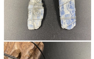Détail du pendentif en kyanite bleue avec enroulement artisanal de fil métallique argenté