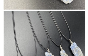 Détail macro d'une pierre brute de kyanite bleue avec un fil d'argent irrégulier