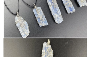 Détails du pendentif en cristal de kyanite bleue brute enroulé de fil d'argent artisanal