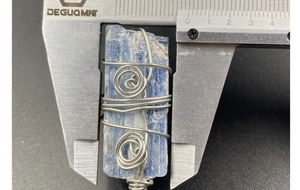 Détail du pendentif en kyanite bleue avec mesure de largeur de 2,3 cm au pied à coulisse