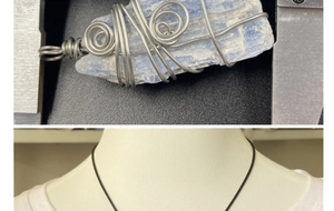 Détail macro du pendentif en cyanite enveloppé de fil argenté avec référence de taille