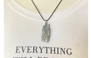Vue détaillée du pendentif en kyanite avec enroulement de fil d'argent sur une personne