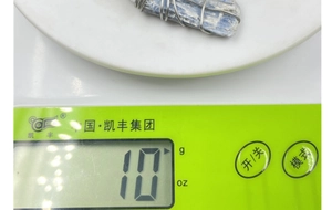Vue détaillée d'un pendentif en cyanite bleue enroulé de fil pesant 10g sur une balance