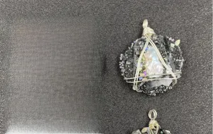 Gros plan détaillé du pendentif en perle irrégulière avec enroulement de fil argenté