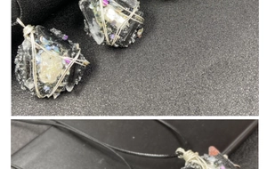 Détail du pendentif artisanal avec fil d'argent enroulé autour d'une pierre et de cristal