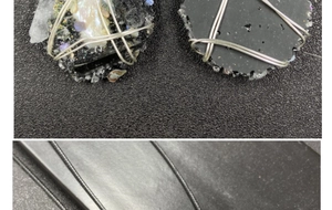 Vue détaillée d'un pendentif fait main avec fil d'argent torsadé et pierres de résine