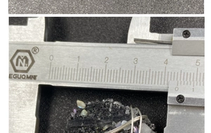Détail d'un pendentif en cristal noir enveloppé de fil mesurant 4,5 cm de largeur