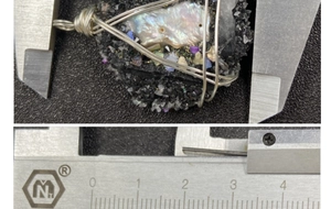 Vue détaillée mesurant la largeur de 34mm d'un pendentif artisanal en nacre et fil