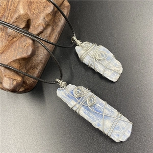 Collier Pendentif En Pierre Brute De Cyanite Bleue Naturelle Design Fait Main Fil De Fer Irrégulier Bijou Cristal