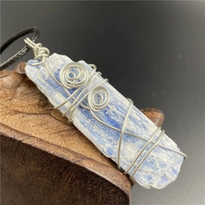 Pendentif en kyanite bleue naturelle fait main avec fil d'argent et spirales