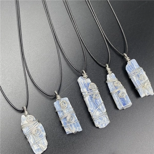 Lot de cinq pendentifs en kyanite bleue avec fil d'argent sur cordons noirs